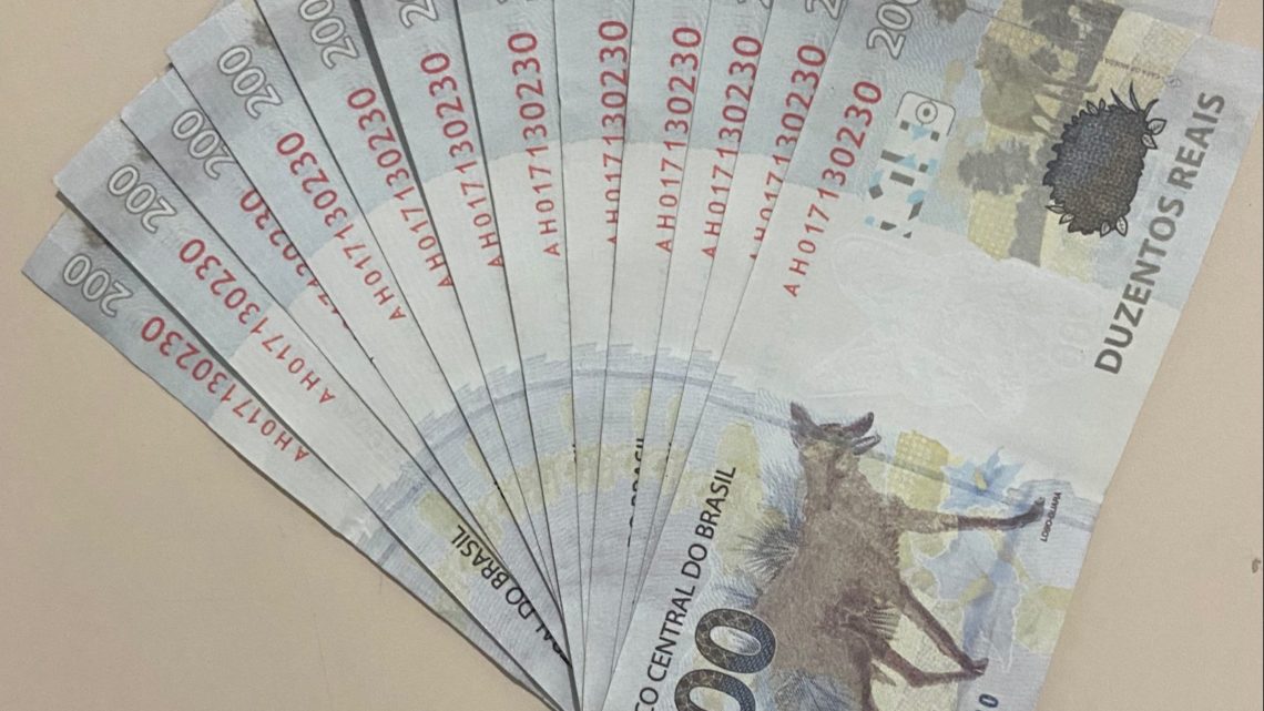 Homem é preso pela Polícia Militar em São Mateus do Sul com aproximadamente 2.600 reais em notas falsas