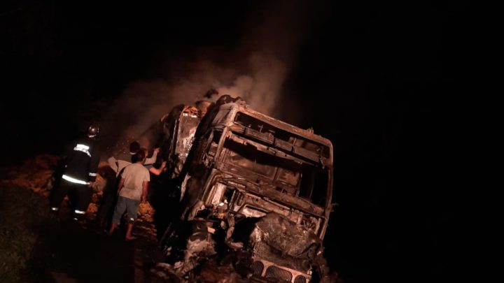 PRE atende incêndio em caminhão de fumo na PR 151 em São João do Triunfo