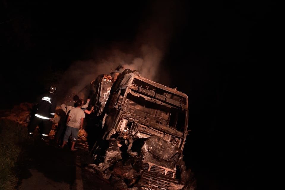 PRE atende incêndio em caminhão de fumo na PR 151 em São João do Triunfo