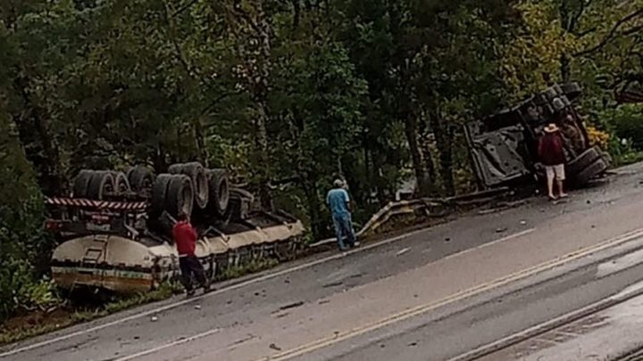 (URGENTE) Tombamento de carreta com óbito na BR 476 em Antônio Olinto