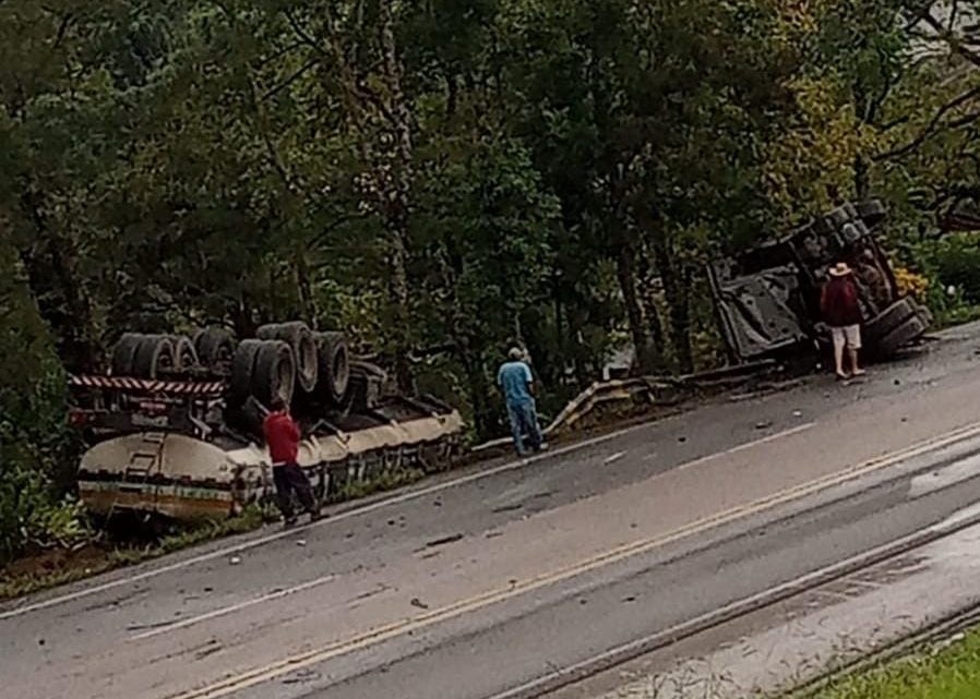 (URGENTE) Tombamento de carreta com óbito na BR 476 em Antônio Olinto