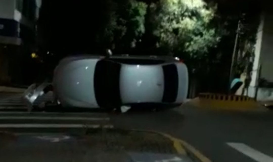 Veiculo tomba no centro de São Mateus do Sul na madrugada deste domingo