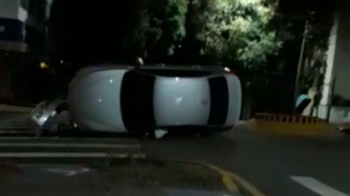 Veiculo tomba no centro de São Mateus do Sul na madrugada deste domingo