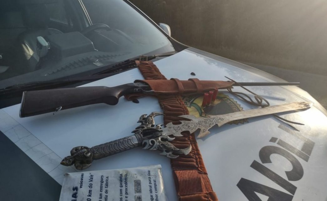 Homens são detidos em posse de arma de fogo após acidente em Mallet