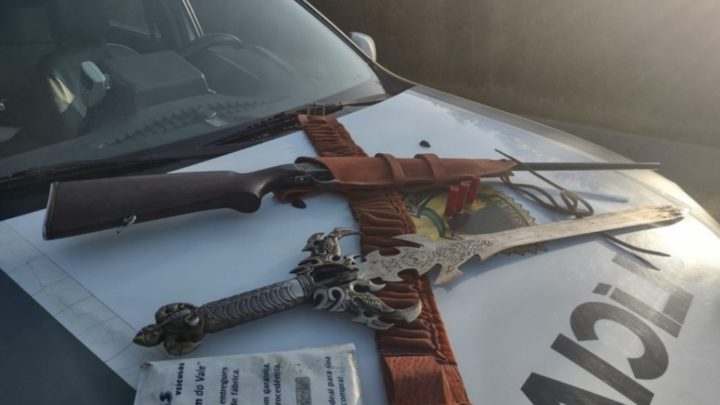 Homens são detidos em posse de arma de fogo após acidente em Mallet