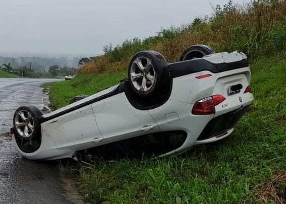 PRF atende capotamento na BR 476 em Fluviópolis