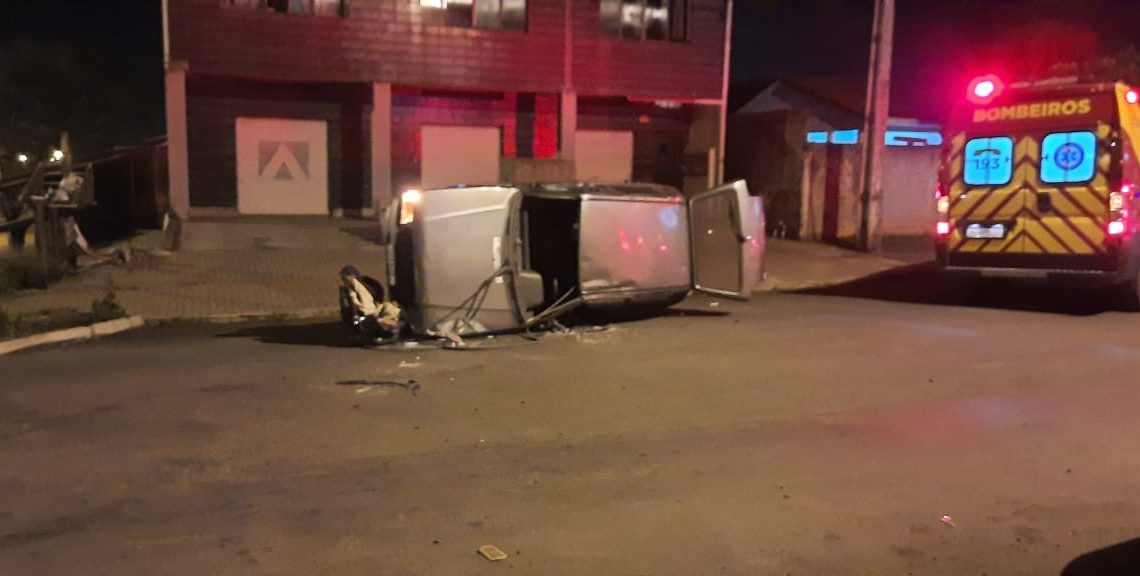 Bombeiros e Samu atendem colisão entre veículos seguido de tombamento no centro de São Mateus