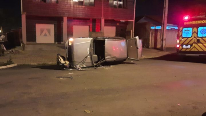 Bombeiros e Samu atendem colisão entre veículos seguido de tombamento no centro de São Mateus