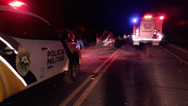 Bombeiros e PRE atendem acidente na PR 151 envolvendo um veículo e dois caminhões