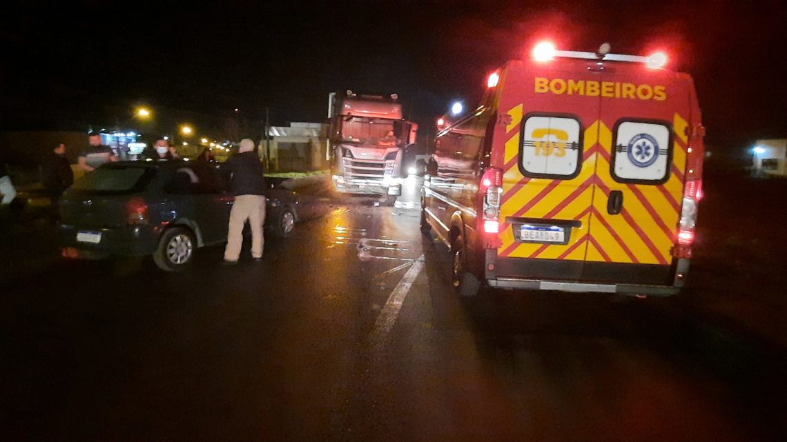 Bombeiros e PRF atendem acidente entre carro e caminhão