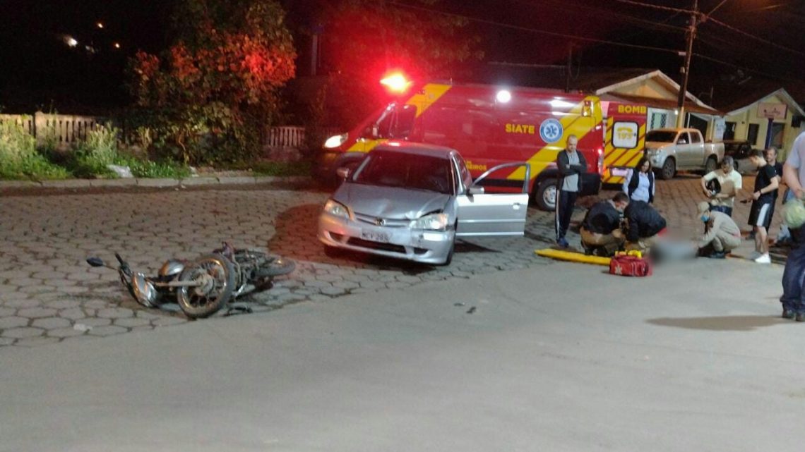 Bombeiros atendem acidente envolvendo moto e carro na Vila Amaral