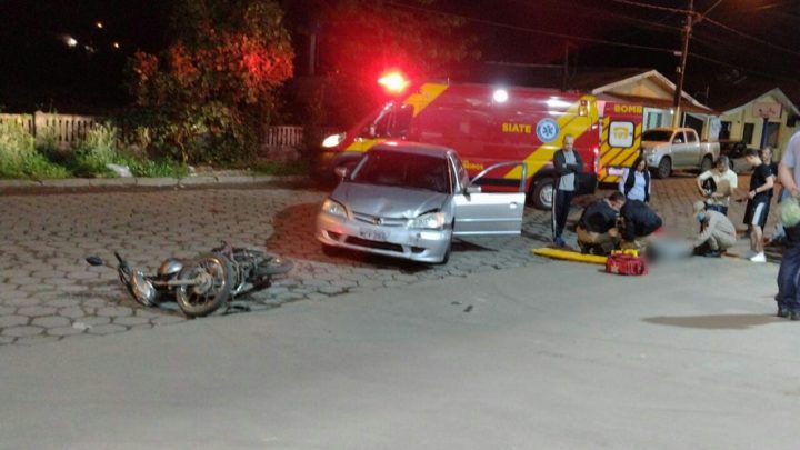 Bombeiros atendem acidente envolvendo moto e carro na Vila Amaral